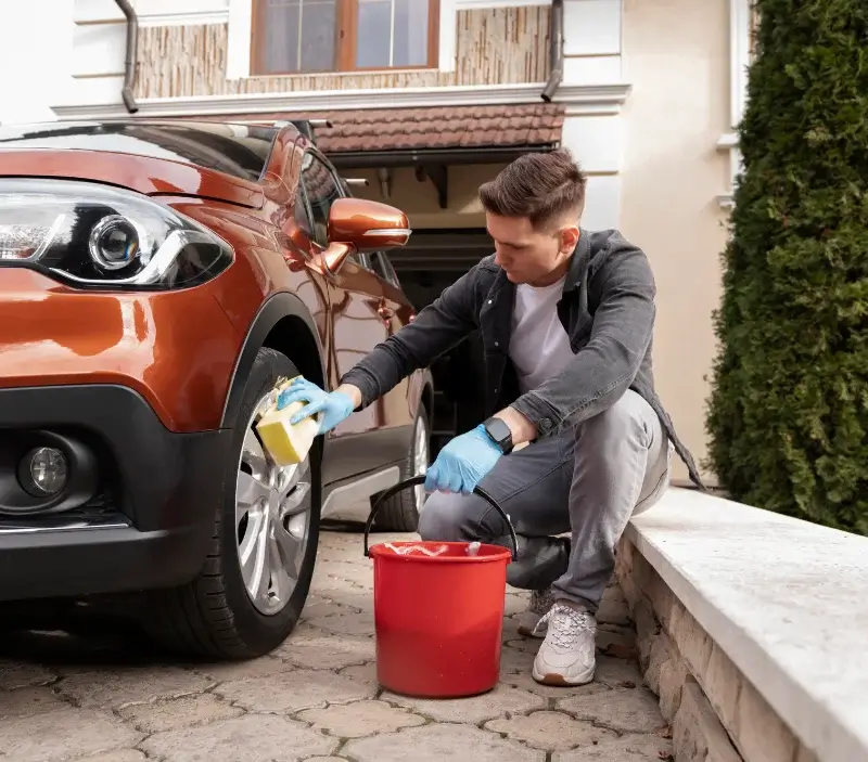Lavage auto à domicile Vindry-sur-Turdine : professionnel intervenant sur un véhicule